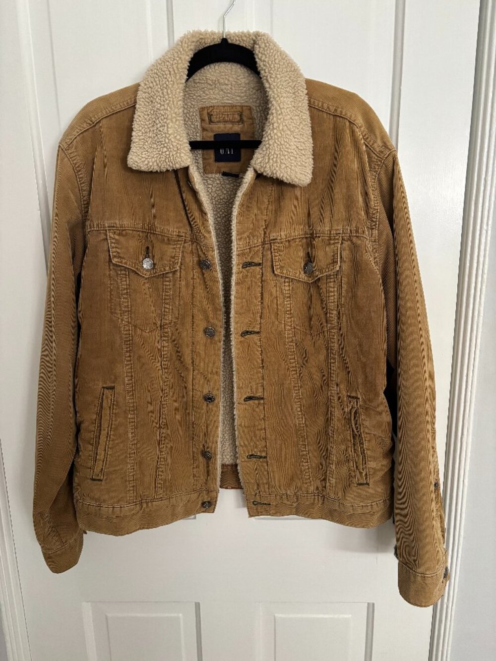 GAP Tan Corduroy Jacket with Sherpa Lining - Size Medium - Cozy for Fall/Winter